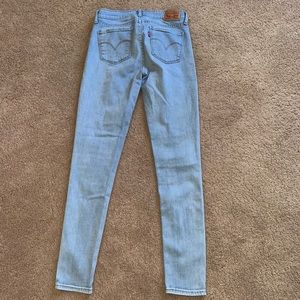 light washed levi’s jeans